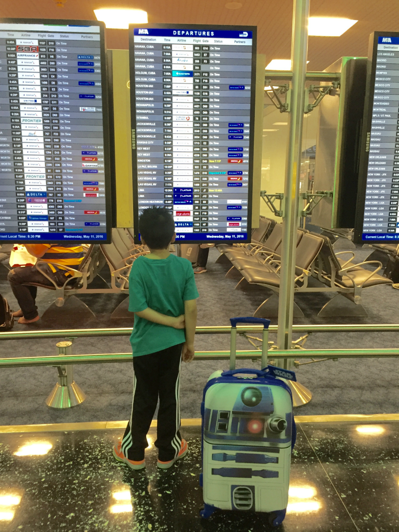 r2d2 suitcase airport